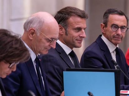 El nuevo ministro del Interior, Bruno Retailleau (primero por la derecha), junto al presidente Emmanuel Macron, en el palacio del Elíseo, el pasado 23 de septiembre.