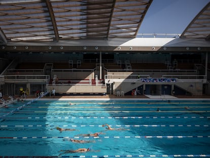 Una piscina cubierta deja pasar unos pocos rayos de sol.