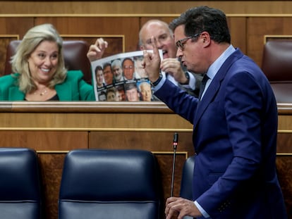 Macarena Montesinos y Miguel Tellado exhiben una foto de víctimas del terrorismo etarra durante una intervención de Óscar López en el Congreso, el pasado jueves.