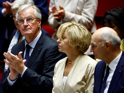 El primer ministro, Michel Barnier, con miembros de su Gobierno, el miércoles en la Asamblea Nacional.