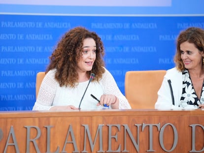 Inma Nieto junto a Esperanza Gómez, el miércoles en el Parlamento andaluz.