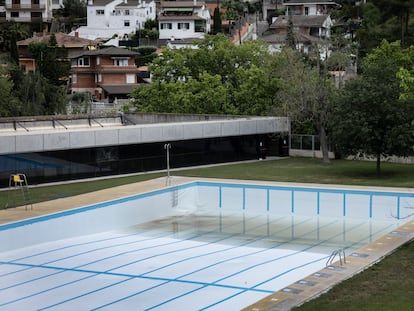 Piscina municipal de Vallirana sin agua.