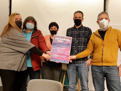 Representantes de los sindicatos, en la sede de ELA en Bilbao.