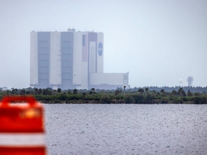 Vista del emblemático edificio de ensamblaje de aeronaves de la NASA en Cabo Cañaveral (Florida), este domingo.