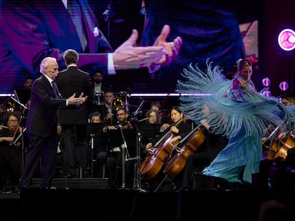 El tenor Josep Carreras y la bailaora Sara Baras, durante su actuación este domingo en el paseo de Gràcia de Barcelona.