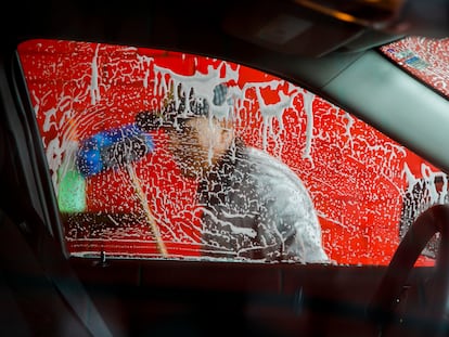 Telesforo Vivas lava un automóvil en su negocio Vivas Hand Car Wash, en Sanford (Carolina del Norte), en marzo de 2020.