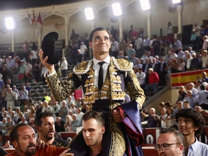 Paco Ureña, a hombros tras cortar las dos orejas del segundo de la tarde.