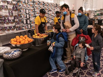 Una familia de solicitantes de asilo recibe alimentos en Nueva York, en 2023.