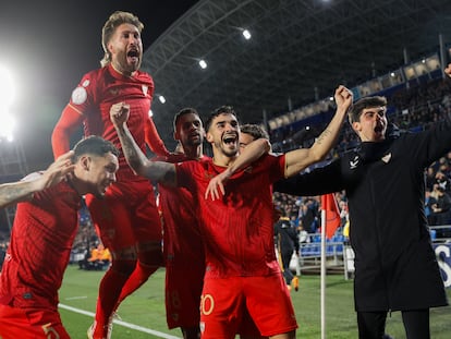 Issac Romero celebra con sus compañeros del Sevilla su segundo gol al Getafe.