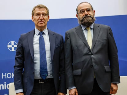 El presidente de la Asociación Católica de Propagandista y de la Fundación Universitaria San Pablo CEU, Alfonso Bullón de Mendoza, junto al líder del PP, Alberto Núñez Feijóo, en un homenaje al fallecido político Eugenio Nasarre celebrado en marzo.