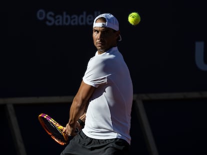 Rafael Nadal se entrena en la pista central del Real Club de Tennis de Barcelona.