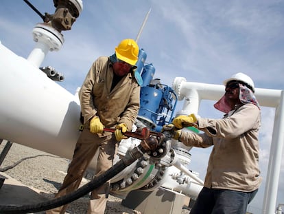 Los trabajadores en una estación de bombeo en el gasoducto que conecta Colombia y Venezuela en Ballenas, Manaure, en el noreste de Colombia.