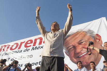 López Obrador saluda durante un mitin político en Villahermosa, Tabasco, en marzo de 2014.