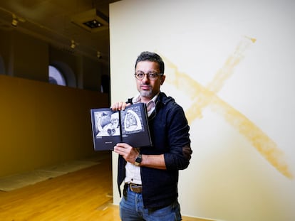 El dibujante palestino Mohammad Sabaaneh, con su libro de ilustraciones, el lunes en Casa Árabe, en Madrid.