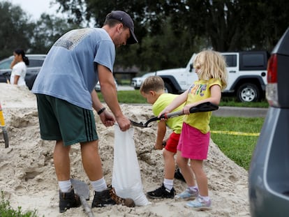 Habitantes de Seminole, Florida, preparan sacos de arena ante la llegada del huracán 'Milton', el 6 de octubre de 2024.