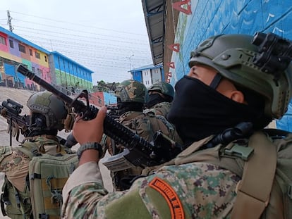 Militares ecuatorianos en la Penitenciaría del Litoral de Guayaquil.