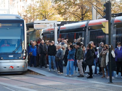 Viajeros esperando para subirse a un tranvía en Zaragoza, este lunes.