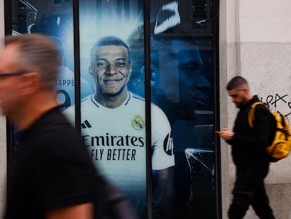 Una imagen de Kylian Mbappé en una tienda del Real Madrid en la Gran Vía de la capital española.