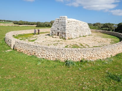 La Naveta des Tudons, uno de los iconos arqueológicos de la isla de Menorca (Baleares).