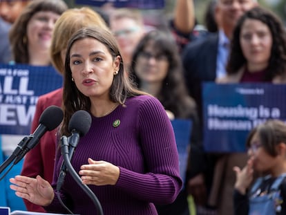 Alexandria Ocasio-Cortez habla con sus partidarios en la presentación de la Ley de Viviendas en Capitol Hill en Washington, el 18 de septiembre de 2024.