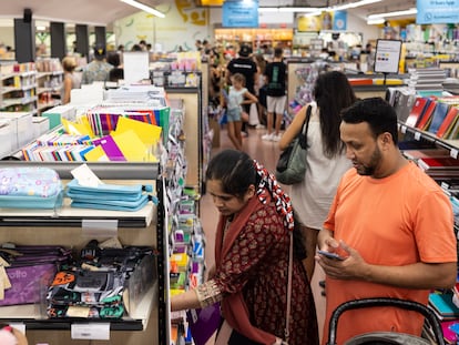 Familias comprando material escolar, durante la campaña del vale escolar del año pasado.