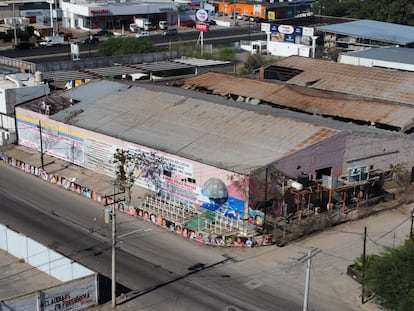 Los restos de la Guardería ABC bordeada con fotografías de los niños que fallecieron durante el incendio, en Hermosillo (Sonora), este 5 de junio.