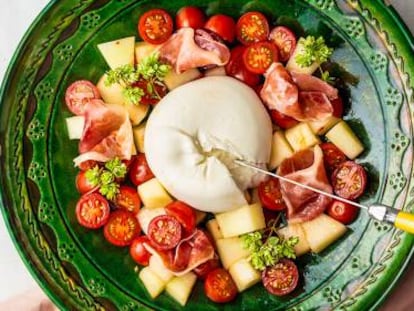 Melón, tomate y burrata: la ensalada que grita "¡verano!"