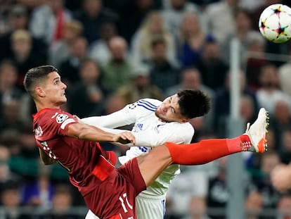 Lamela trata de controlar el balón.