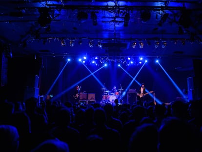 La banda británica Band of Skulls, durante su actuación en La Riviera, en febrero de 2015.