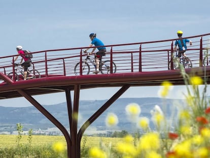 La pasarela de Olaranbe, tramo de la vía verde de El Trenico.