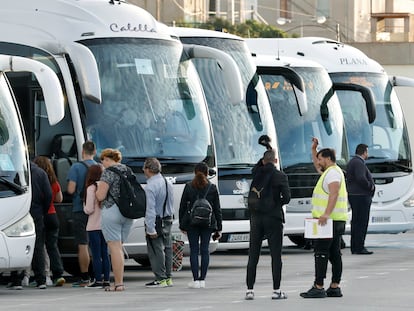 Usuarios en Sant Vicenç de Calders hacen cola para subir a uno de los autobuses que ha fletado Renfe como servicio alternativo.