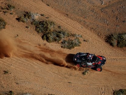 Carlos Sainz en competición, durante el Rally Dakar 2024.