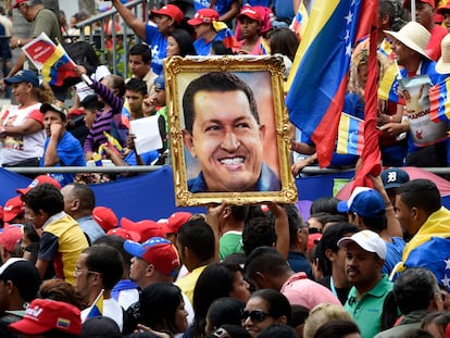 Seguidores de Hugo Chávez durante una ceremonia conmemorativa del segundo aniversario de su muerte, en Caracas el 5 de marzo de 2015.