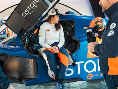 Laia Sanz durante un descanso en su entrenamiento en el Sáhara marroquí, para el Dakar 2024