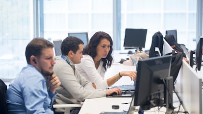 Trabajadores de BeeDIGITAL en la oficina, en San Sebastián de los Reyes (Madrid).