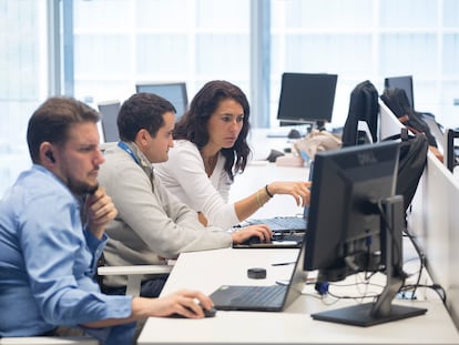 Trabajadores de BeeDIGITAL, en la oficina de San Sebastián de los Reyes (Madrid).