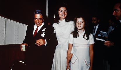 Aristóteles y Jackie Onassis junto a la hija de esta, Caroline Kennedy, el día de su boda.