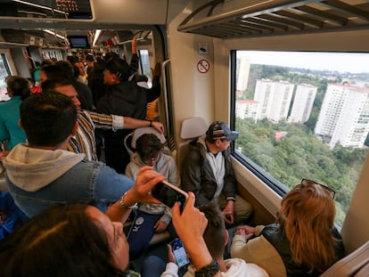 Pasajeros en el primer viaje del tren interurbano hacia la estación Santa Fe (Ciudad de México), el 1 de septiembre.