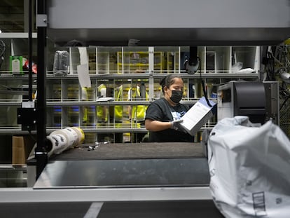 Una trabajadora prepara paquetes en un centro logístico de entrega el mismo día de Amazon en el Bronx de Nueva York, en julio de 2024.