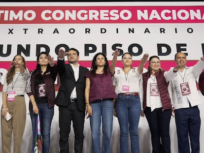 Andrés Manuel López Beltrán y Luisa María Alcalde, en el centro, toman protesta como secretario y presidenta de Morena.