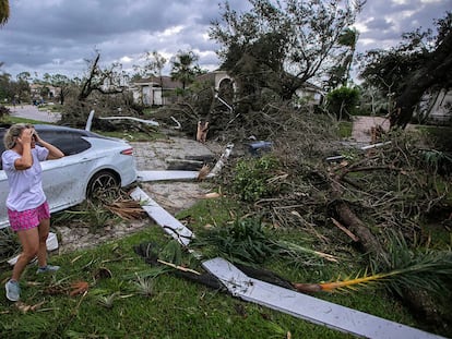 Marie Cook reacciona tras comprobar los daños causados por el huracán Milton en su vivienda, en Wellington (Florida).