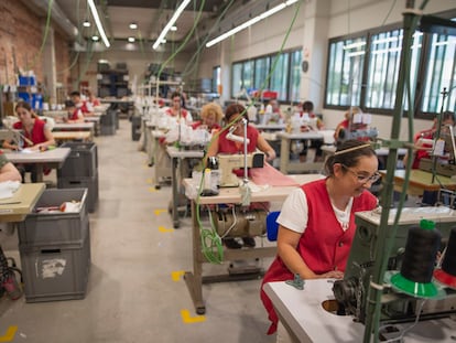 Trabajadores de la Fundació Portolà en sus espacios de trabajo, en una imagen cedida.