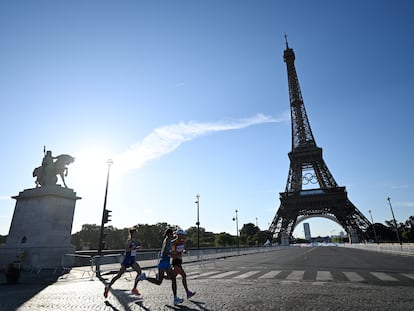 Paris 2024 Olympics - Athletics - Women's Marathon - Paris, France - August 11, 2024.  Athletes run past the Eiffel Tower. Song Yanhua/Pool via REUTERS