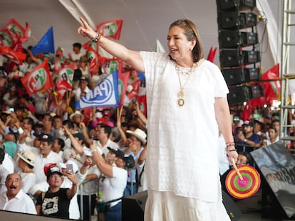 Xóchitl Gálvez saluda a simpatizantes durante un mitin en Veracruz (México), el 26 de mayo de 2024.