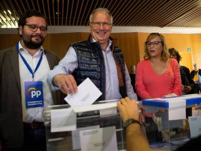 El candidato del PP a la alcaldía de Barcelona, Josep Bou, votando el día de las elecciones.