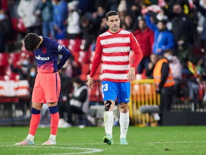 João Félix lamenta el segundo gol del Granada, obra de Jorge Molina, a la derecha.