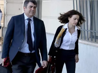 Luis García Navarro y Lourdes Fuster, abogados del PP-A en el 'caso ERE', en la Audiencia de Sevilla en una imagen de archivo.