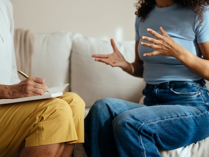 Una mujer gesticula durante una sesión de terapia psicológica.