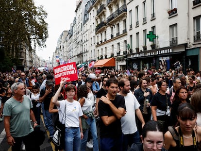 Manifestantes recorren las calles de París para protestar contra Macron.