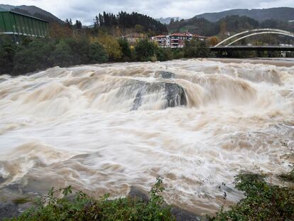 Crecida del río Cadagua a su paso por el municipio de Alonsotegi, Bizkaia, debido a las lluvias y nieves provocadas por la borrasca Arwen.